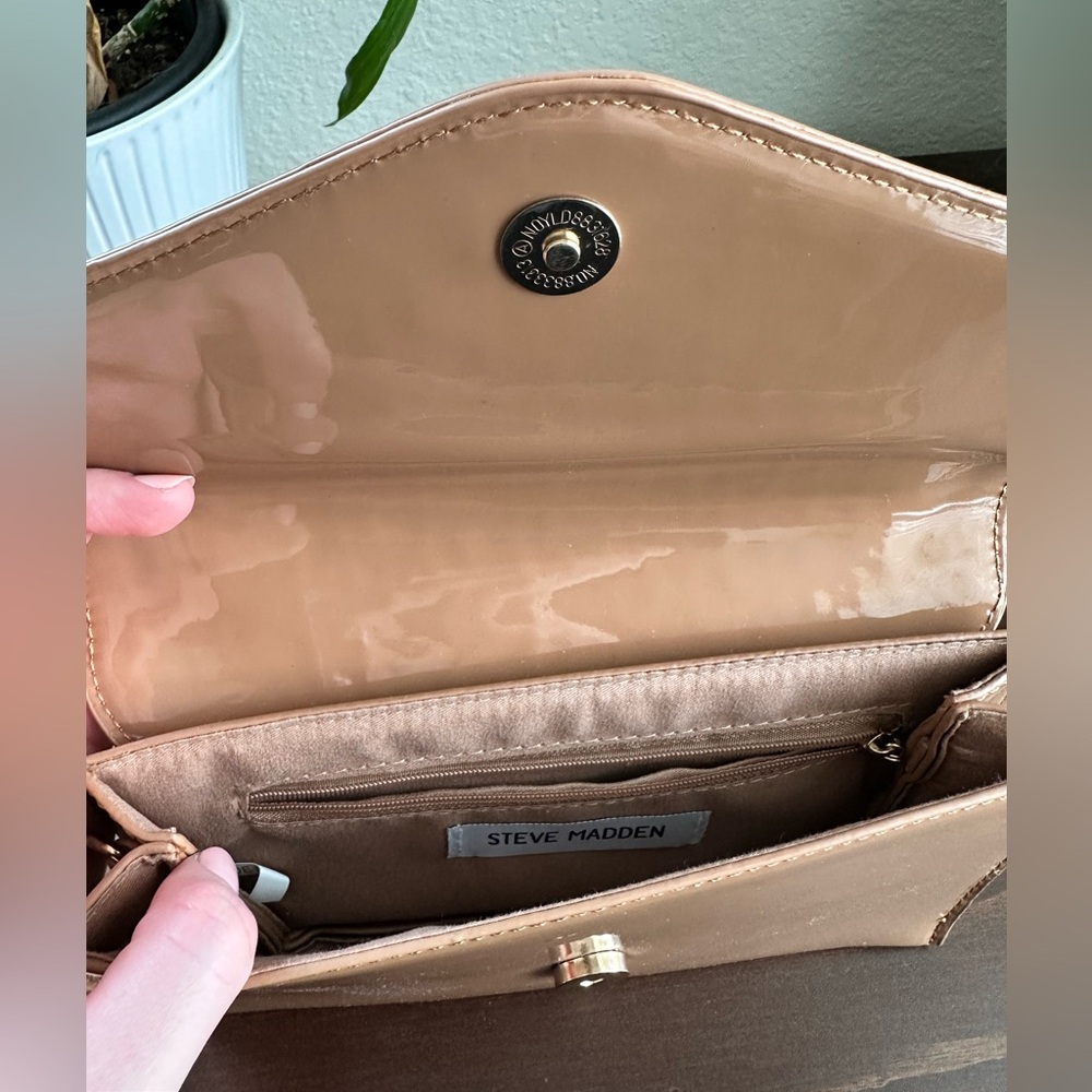 Steve Madden patent tan clutch crossbody - Picture 7 of 9